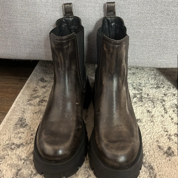 NWOT Dark Brown Steve Madden Chelsea Boots
Women's size 11 - Picture 2 of 6